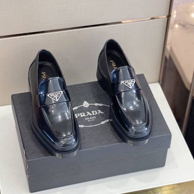 Prada 普拉达 P: Size：38-44 45可定做 新款德比鞋，造型简约时尚，尽显商务风范，原单级牛货，选用意大利进口牛皮，头层水染小牛皮内里，提供舒适